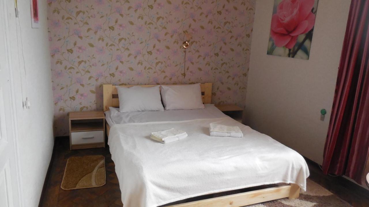 2 Room Apartment Near Opera House Lviv Bagian luar foto