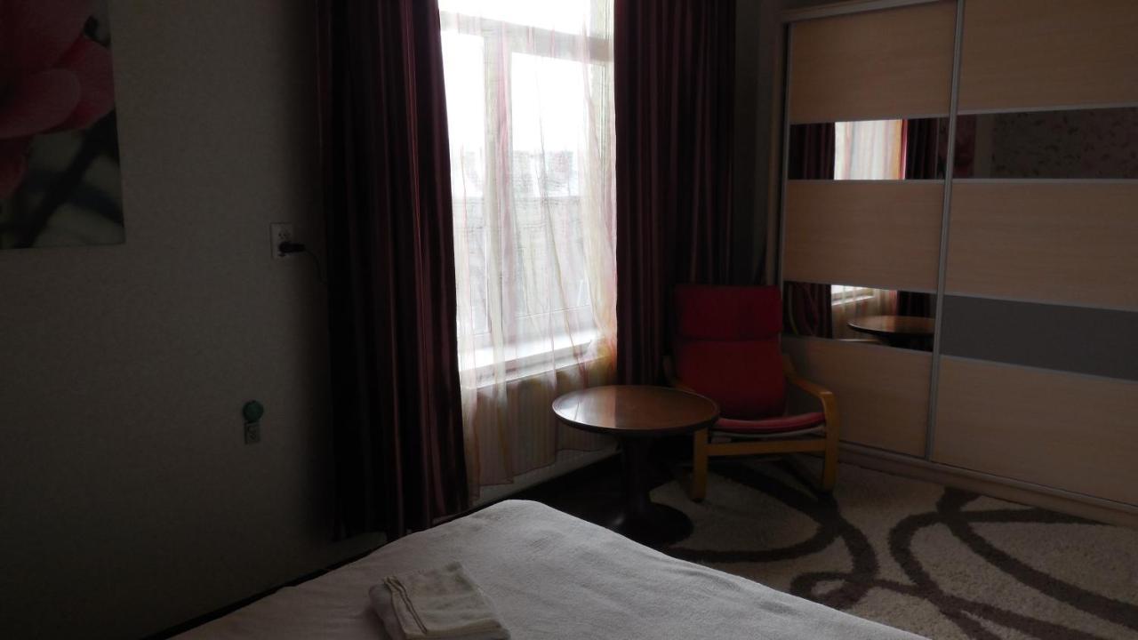 2 Room Apartment Near Opera House Lviv Bagian luar foto