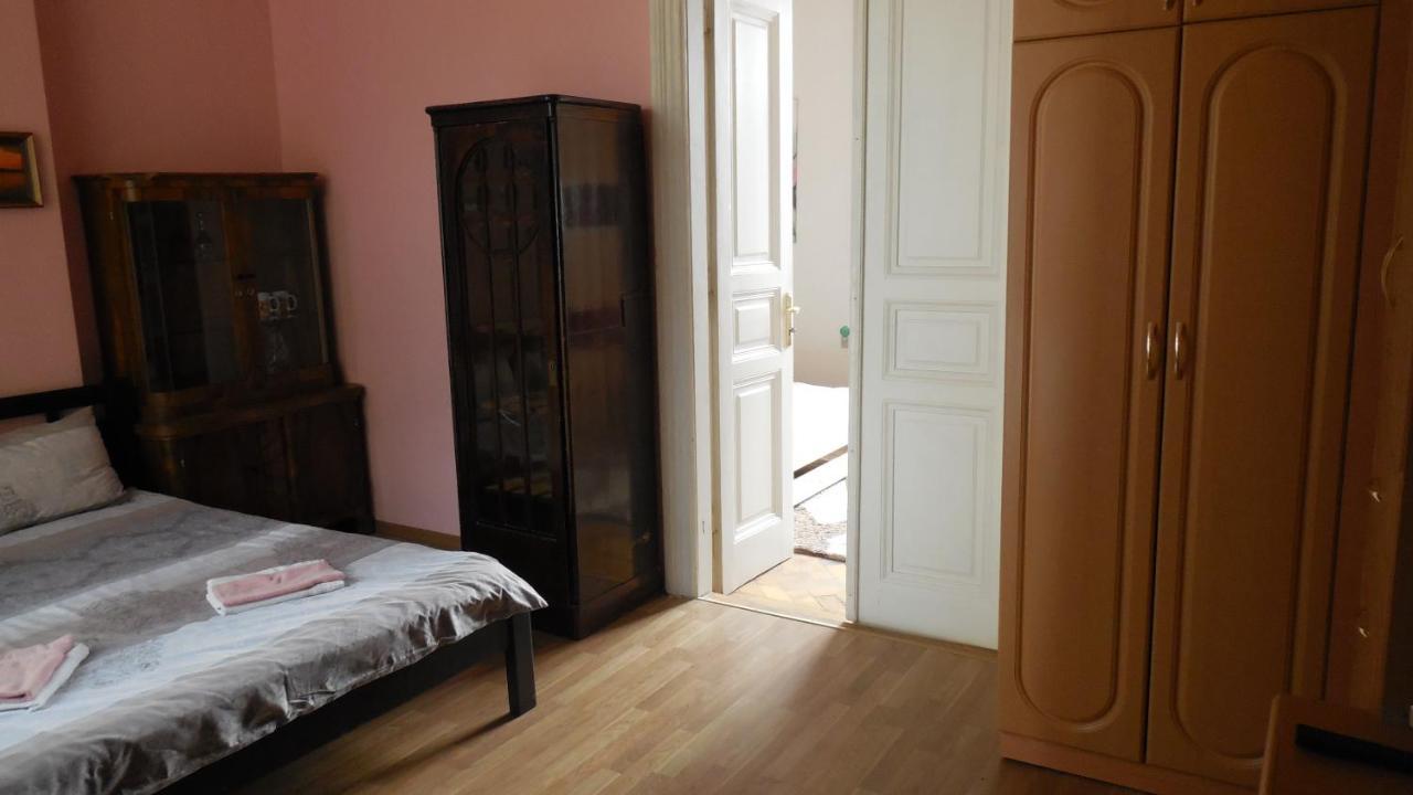 2 Room Apartment Near Opera House Lviv Bagian luar foto