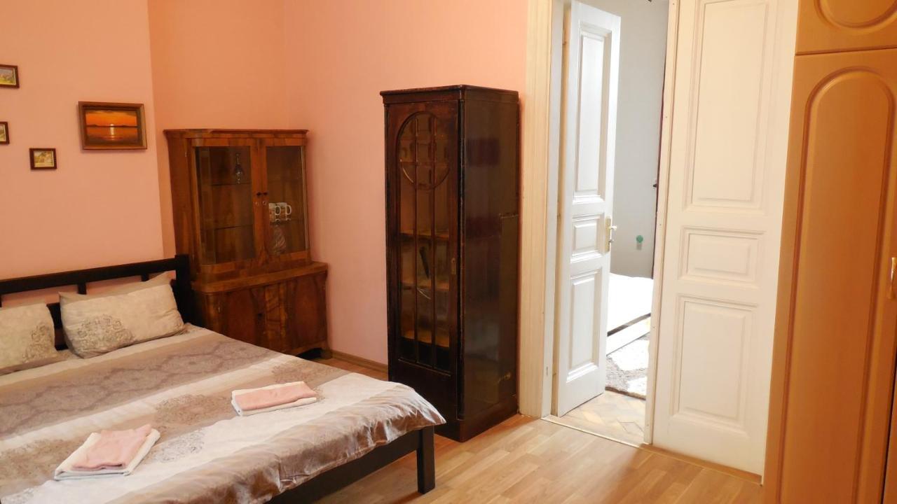 2 Room Apartment Near Opera House Lviv Bagian luar foto