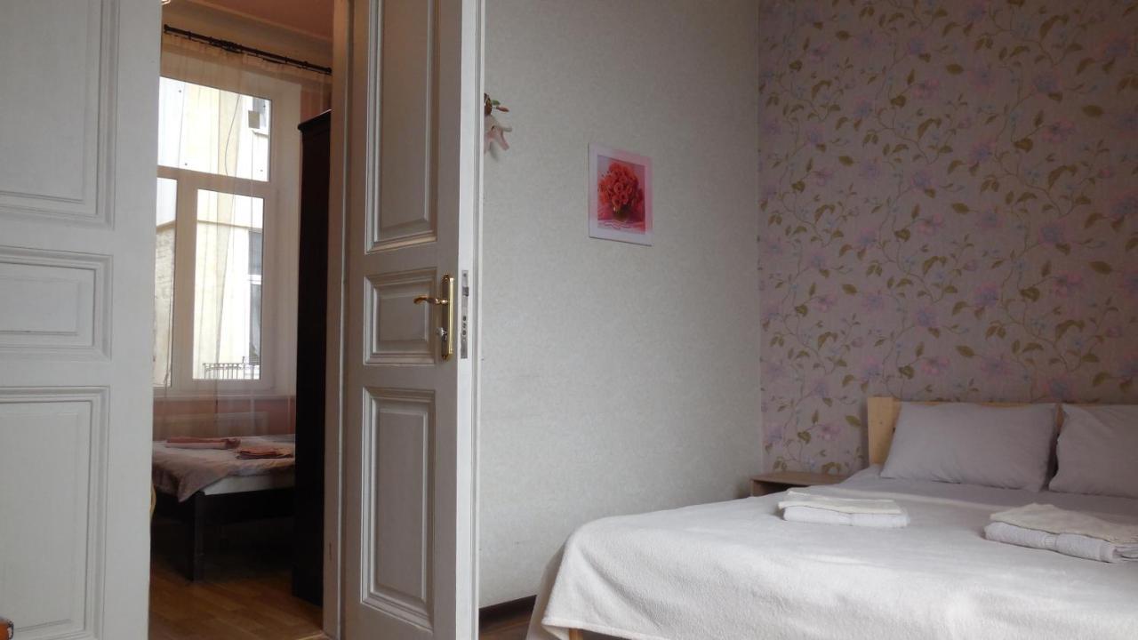 2 Room Apartment Near Opera House Lviv Bagian luar foto