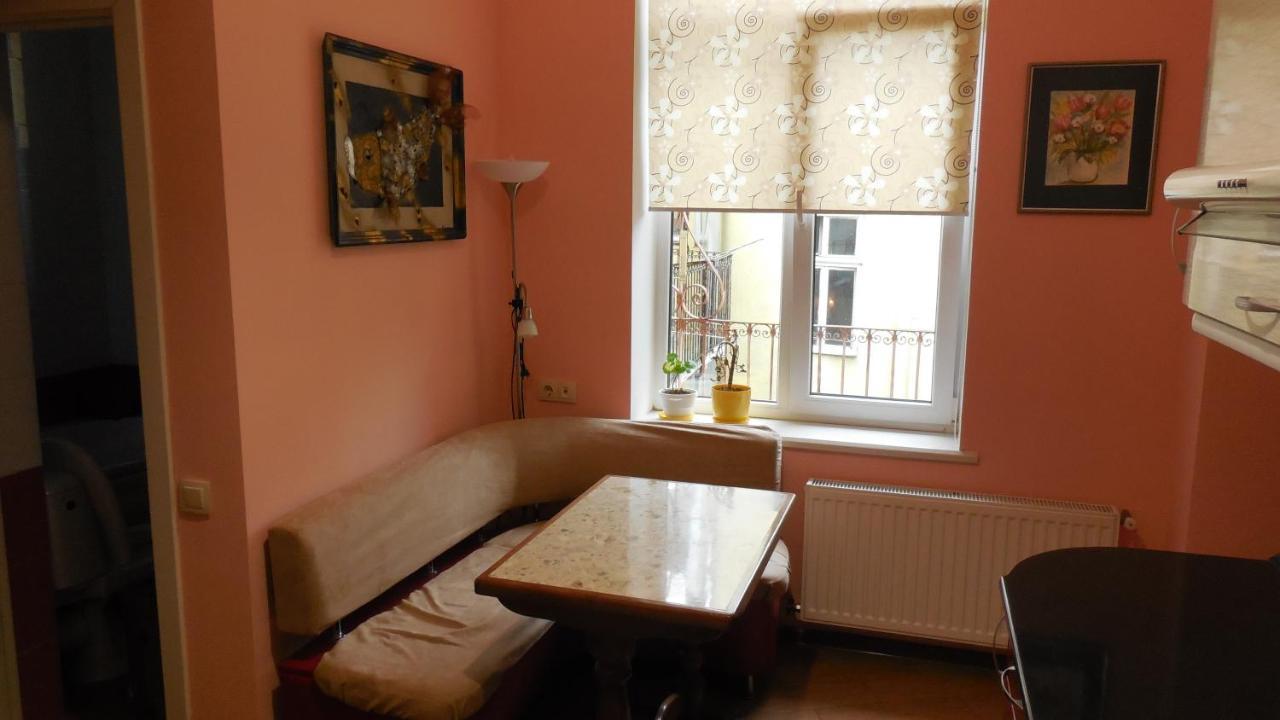 2 Room Apartment Near Opera House Lviv Bagian luar foto